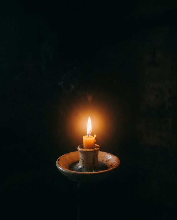 Eine Kerze im Dunkeln